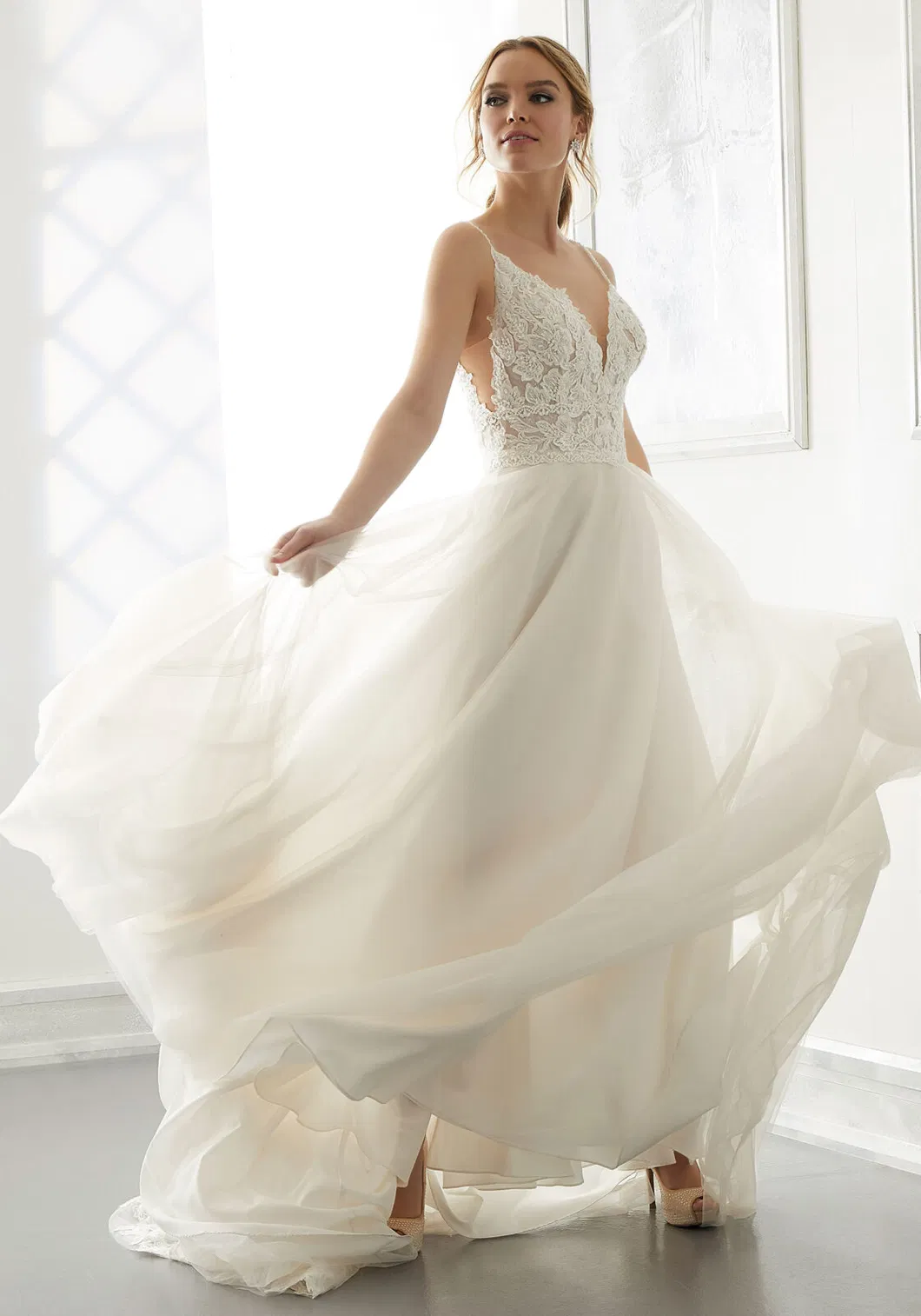 Tulle and Lace Wedding Dresses Backless Spaghetti Straps V-Neck A-Line Bridal Wedding Dress