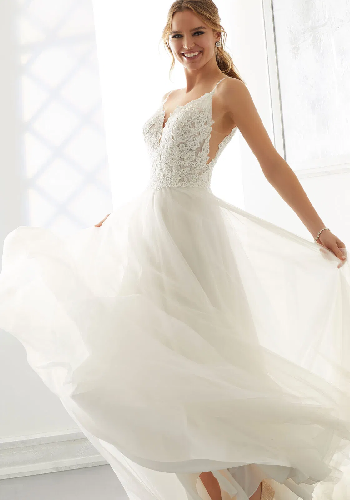 Tulle and Lace Wedding Dresses Backless Spaghetti Straps V-Neck A-Line Bridal Wedding Dress
